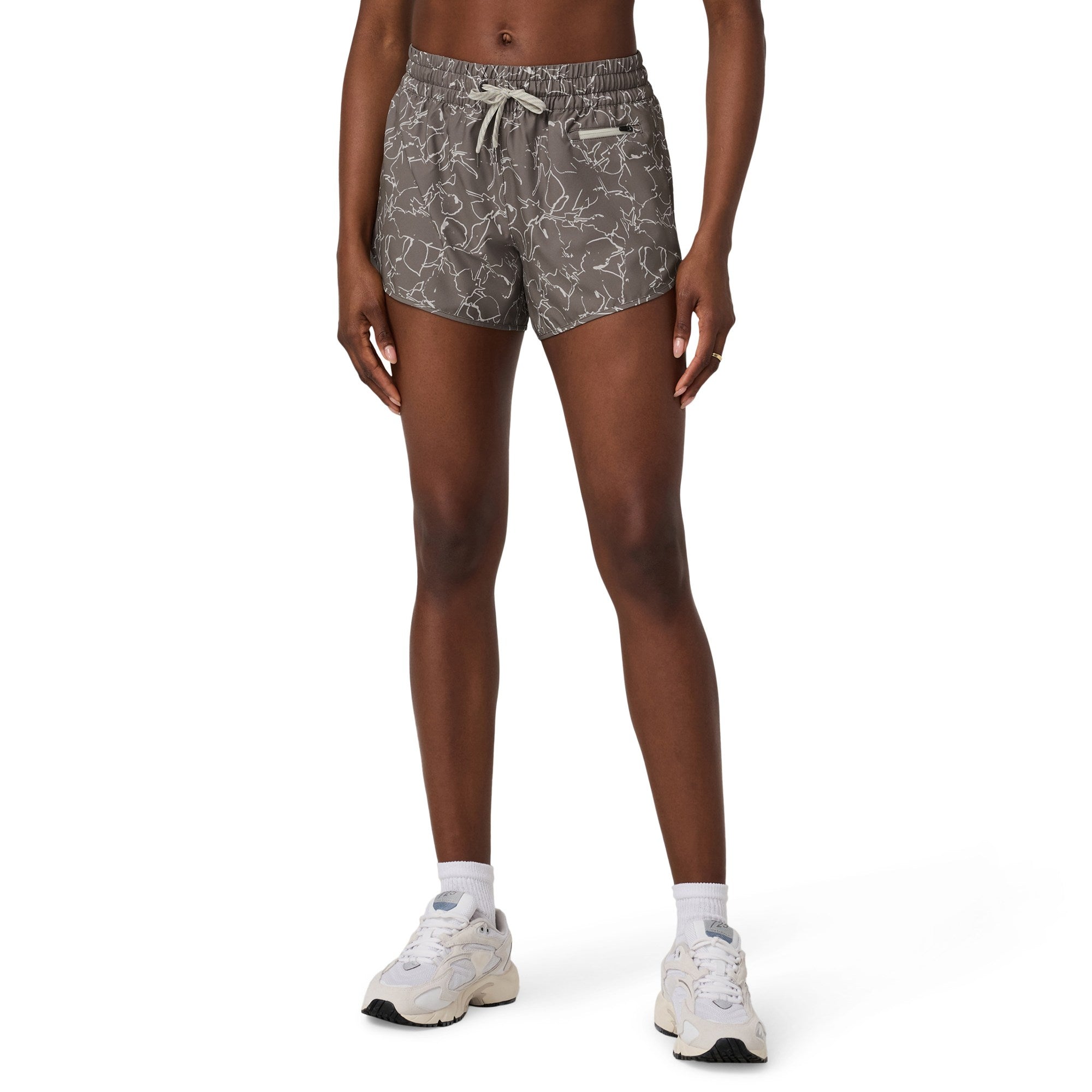 Vuori Clementine 4" Short 2.0 - Smokey Taupe Iris